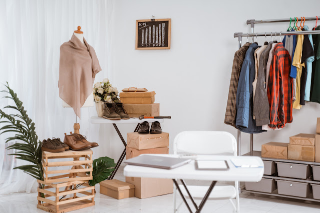 gambar showroom clothing store with desk