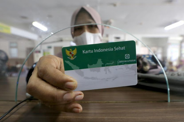gambar warga memperlihatkan kartu indonesia sehat dari bpjs untuk mendapatkan 220705154731 668
